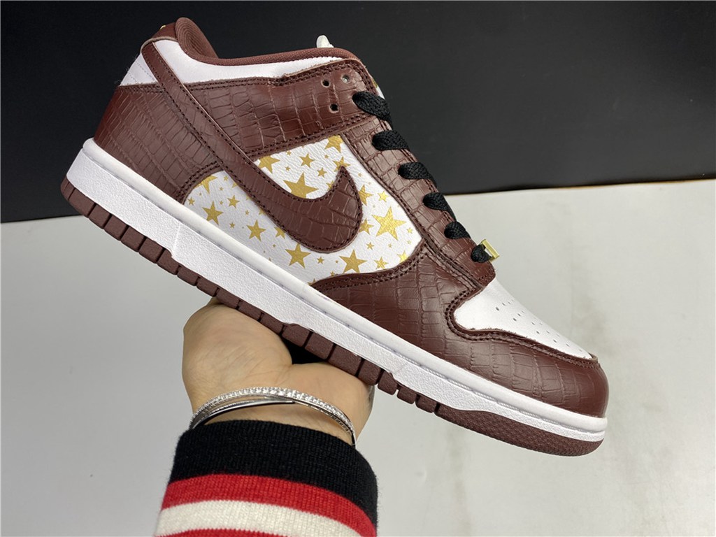 Svp*me x Nike SB Dunk Low DH3228-103